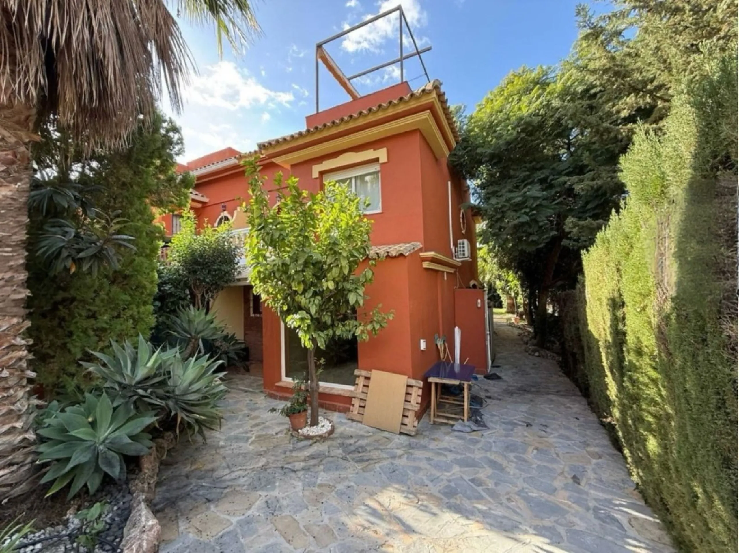 Fantastic semidetached house with a private garden in Atalaya, Monte Biarritz.