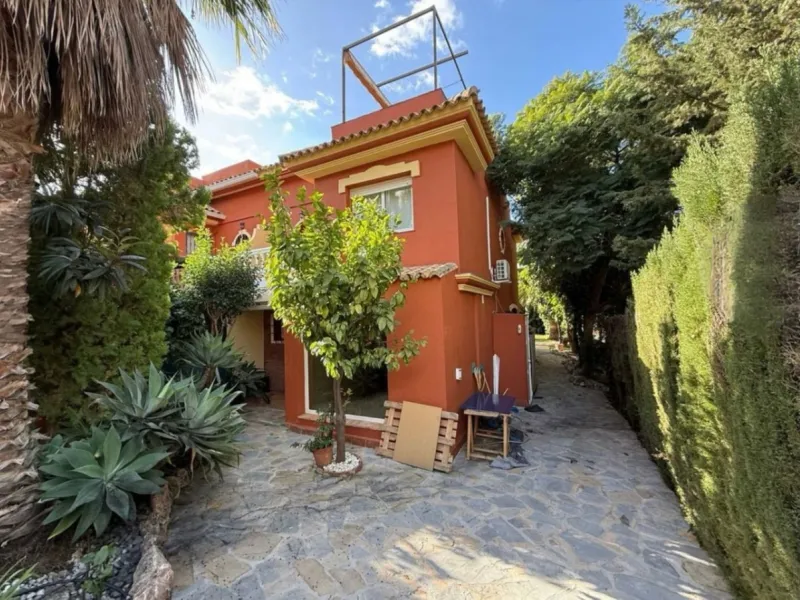 House - Semi-Detached House в продаже в Estepona, Málaga. В доме 4 спален и 3 ванных комнат. Площадь дома 256 м². Площадь участка 260 м²