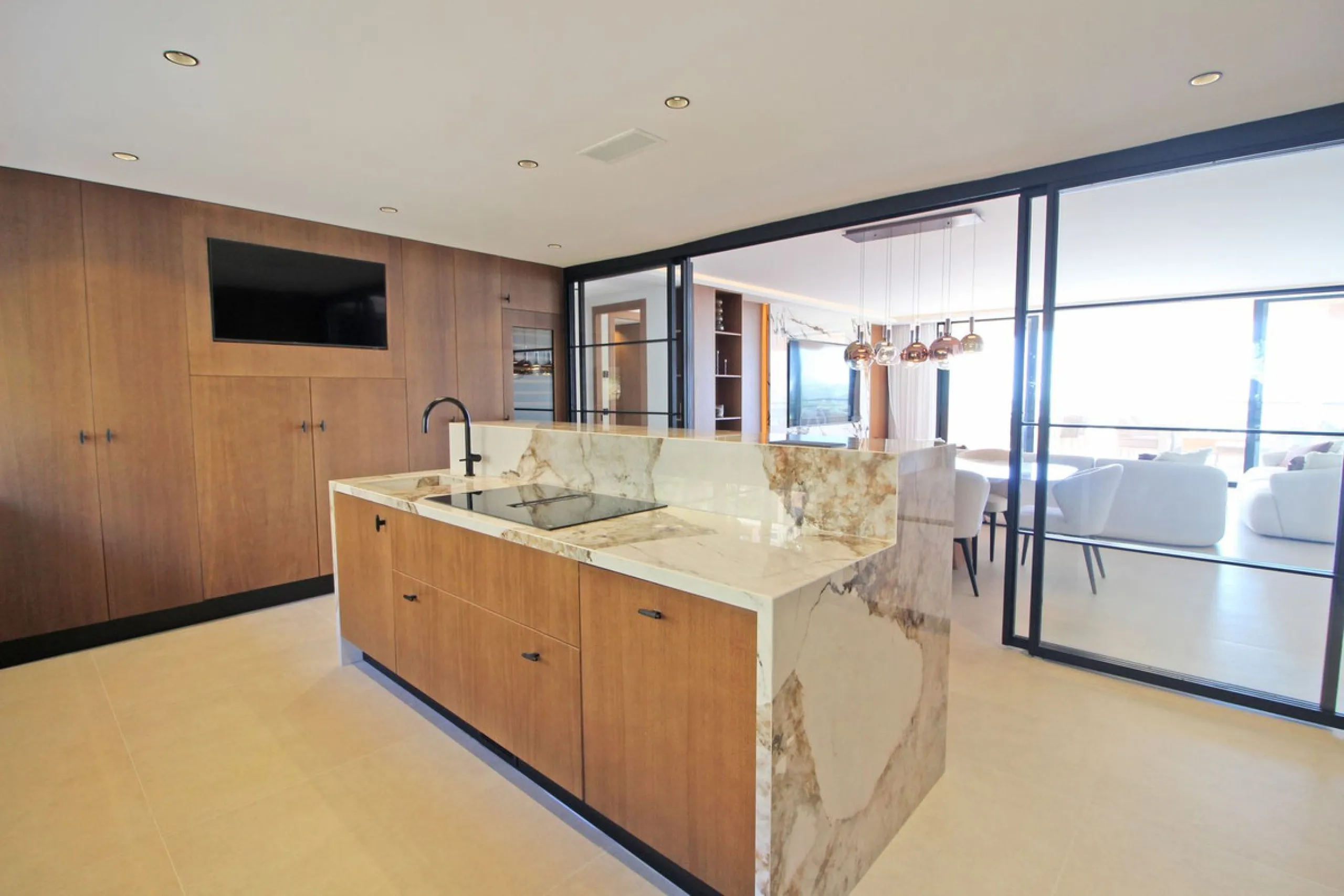 This exclusive renovated apartment is located in the prestigious Magna Marbella complex, in Nueva Andalucía, and stands out for its spectacular open views of the Mediterranean Sea, Gibraltar, and the surrounding golf courses. Ready to move in, it combines