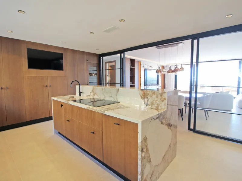 This exclusive renovated apartment is located in the prestigious Magna Marbella complex, in Nueva Andalucía, and stands out for its spectacular open views of the Mediterranean Sea, Gibraltar, and the surrounding golf courses. Ready to move in, it combines