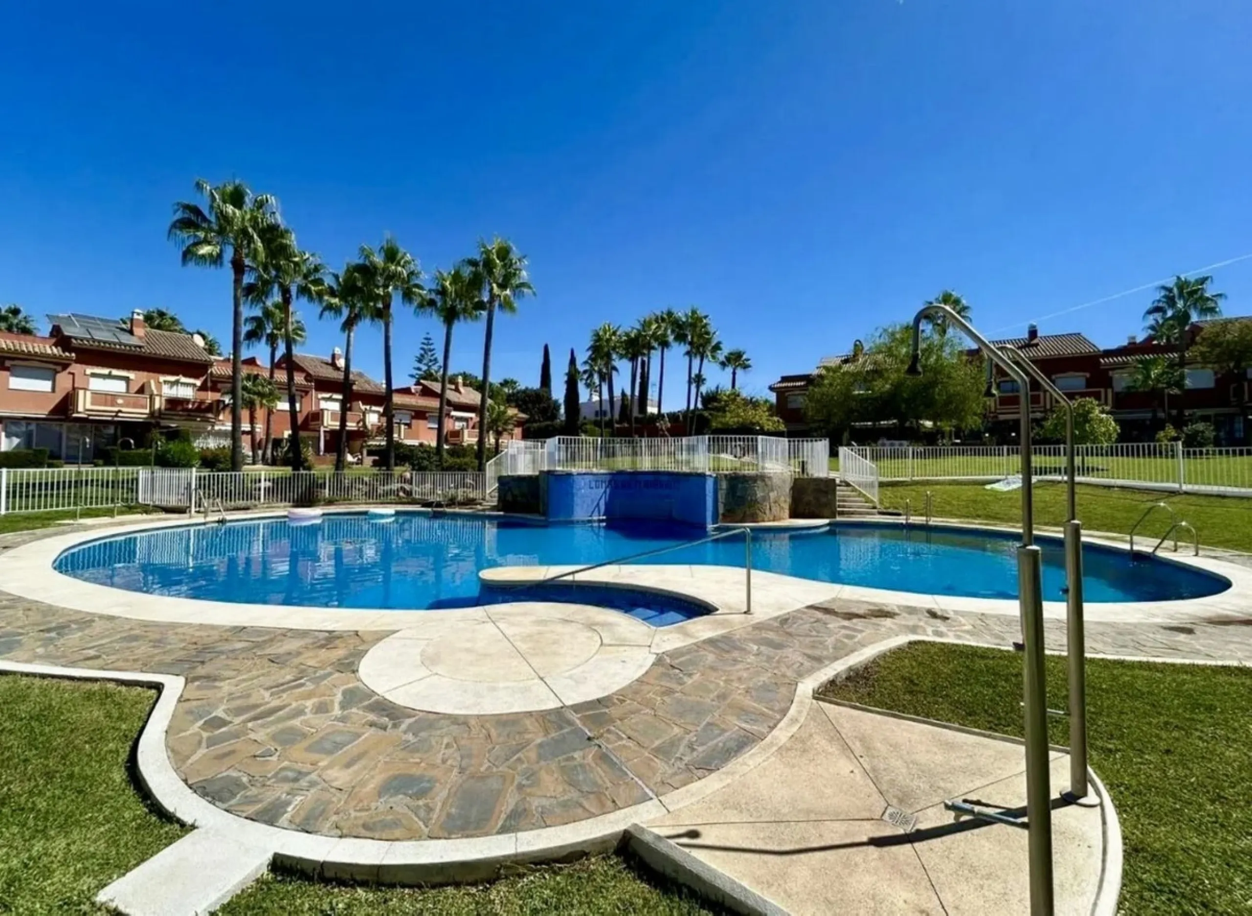 Fantastic semidetached house with a private garden in Atalaya, Monte Biarritz.
