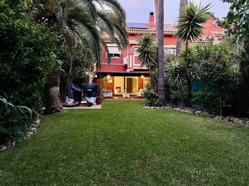 Fantastic semidetached house with a private garden in Atalaya, Monte Biarritz.