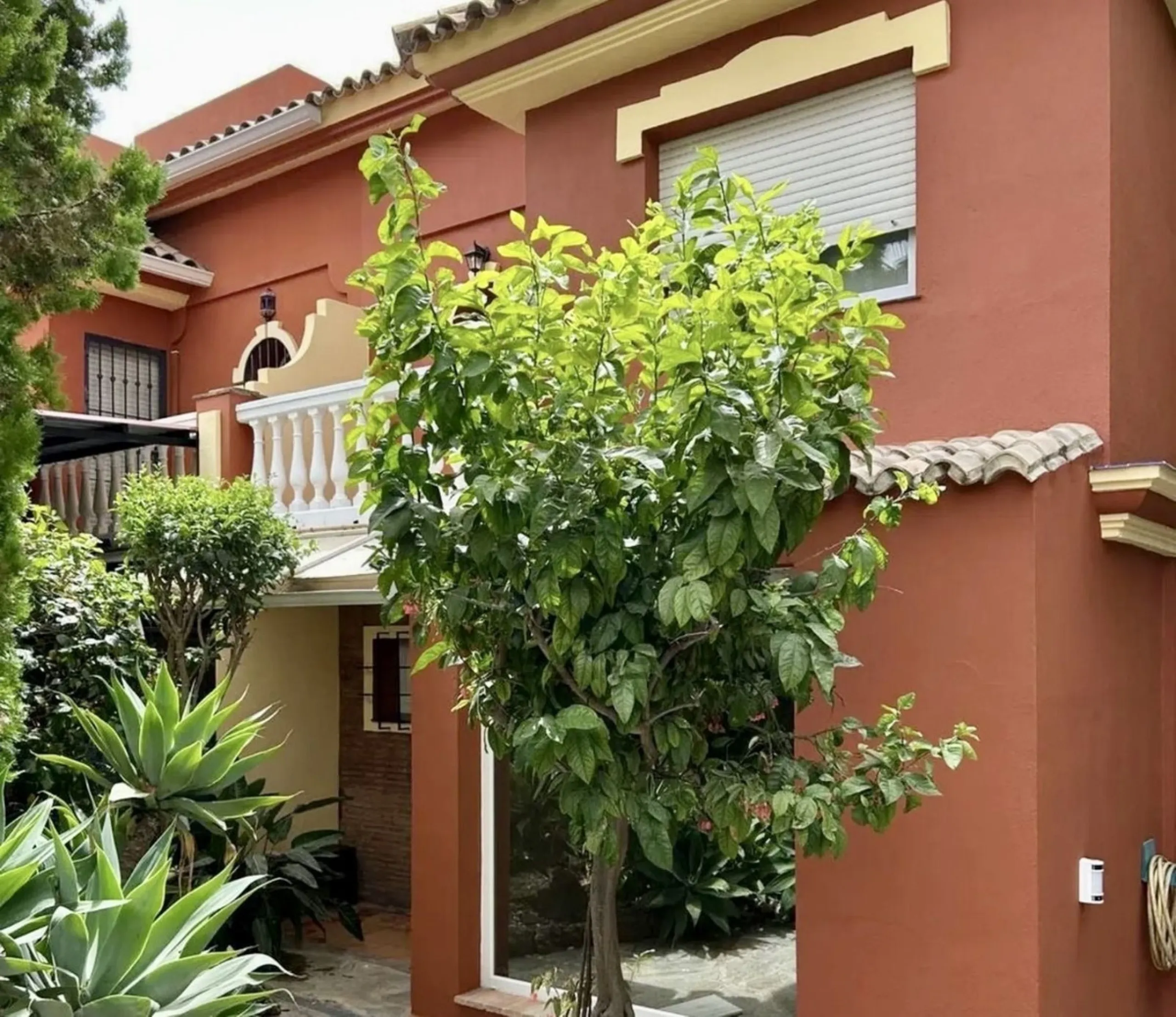 Fantastic semidetached house with a private garden in Atalaya, Monte Biarritz.