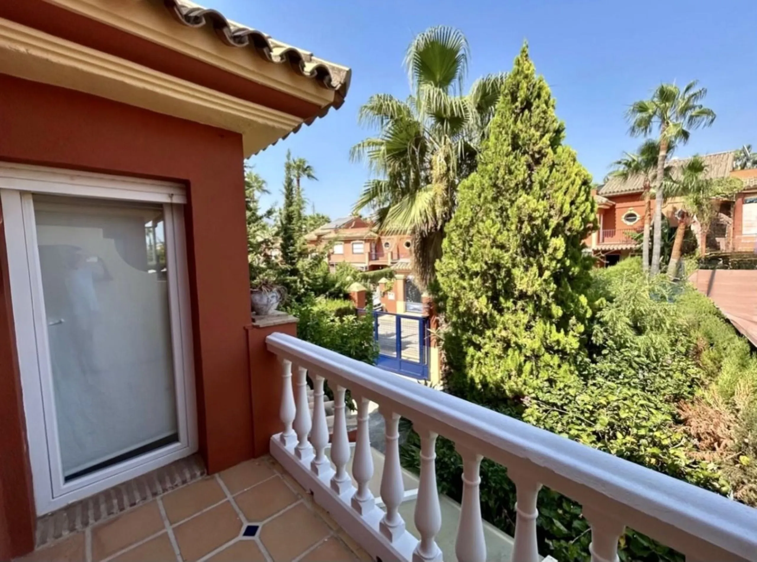Fantastic semidetached house with a private garden in Atalaya, Monte Biarritz.