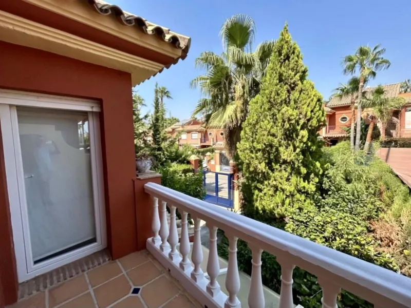 Fantastic semidetached house with a private garden in Atalaya, Monte Biarritz.