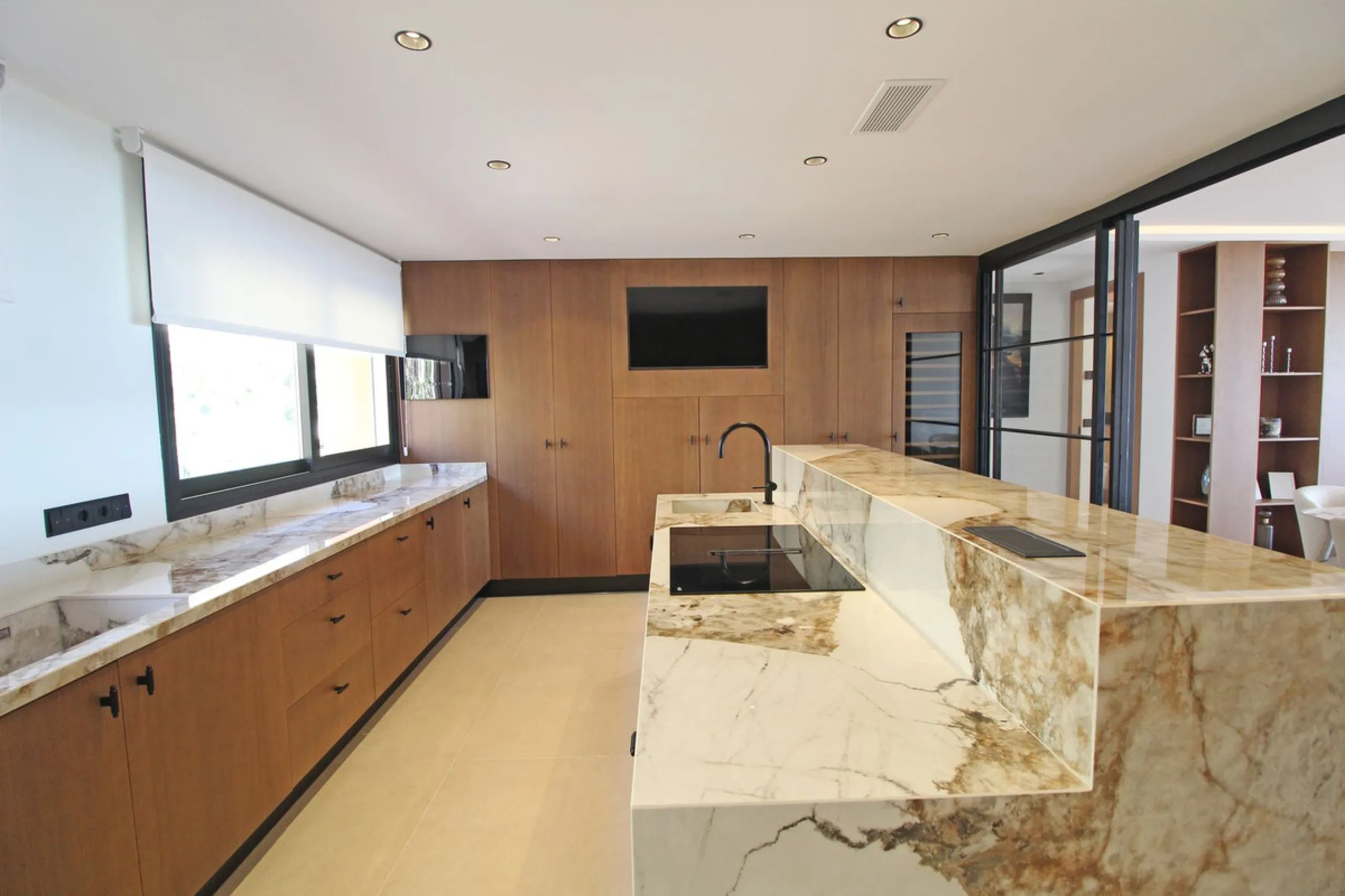 This exclusive renovated apartment is located in the prestigious Magna Marbella complex, in Nueva Andalucía, and stands out for its spectacular open views of the Mediterranean Sea, Gibraltar, and the surrounding golf courses. Ready to move in, it combines