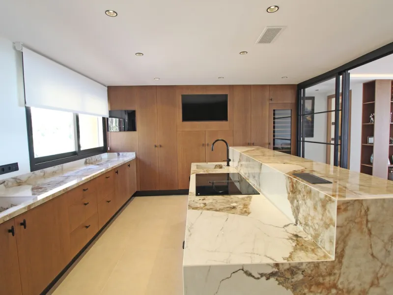 This exclusive renovated apartment is located in the prestigious Magna Marbella complex, in Nueva Andalucía, and stands out for its spectacular open views of the Mediterranean Sea, Gibraltar, and the surrounding golf courses. Ready to move in, it combines