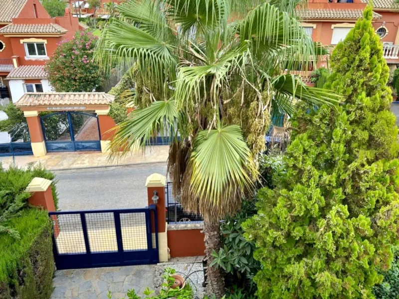 Fantastic semidetached house with a private garden in Atalaya, Monte Biarritz.