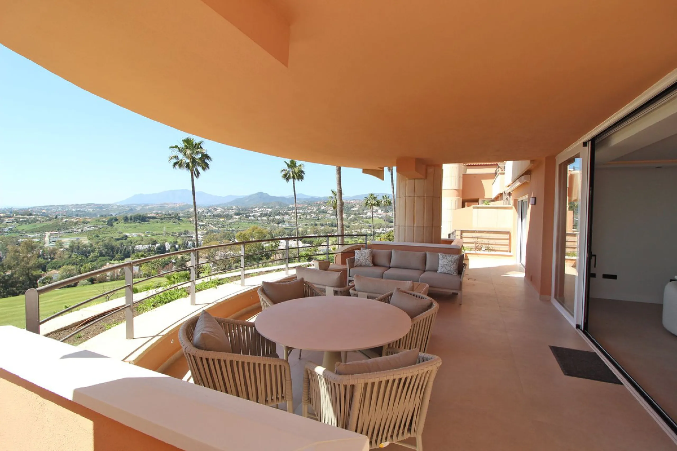 This exclusive renovated apartment is located in the prestigious Magna Marbella complex, in Nueva Andalucía, and stands out for its spectacular open views of the Mediterranean Sea, Gibraltar, and the surrounding golf courses. Ready to move in, it combines