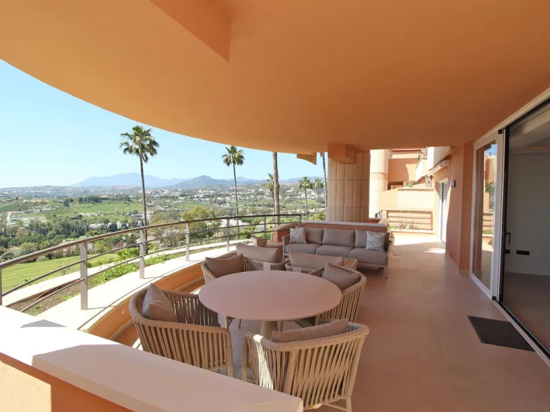 This exclusive renovated apartment is located in the prestigious Magna Marbella complex, in Nueva Andalucía, and stands out for its spectacular open views of the Mediterranean Sea, Gibraltar, and the surrounding golf courses. Ready to move in, it combines
