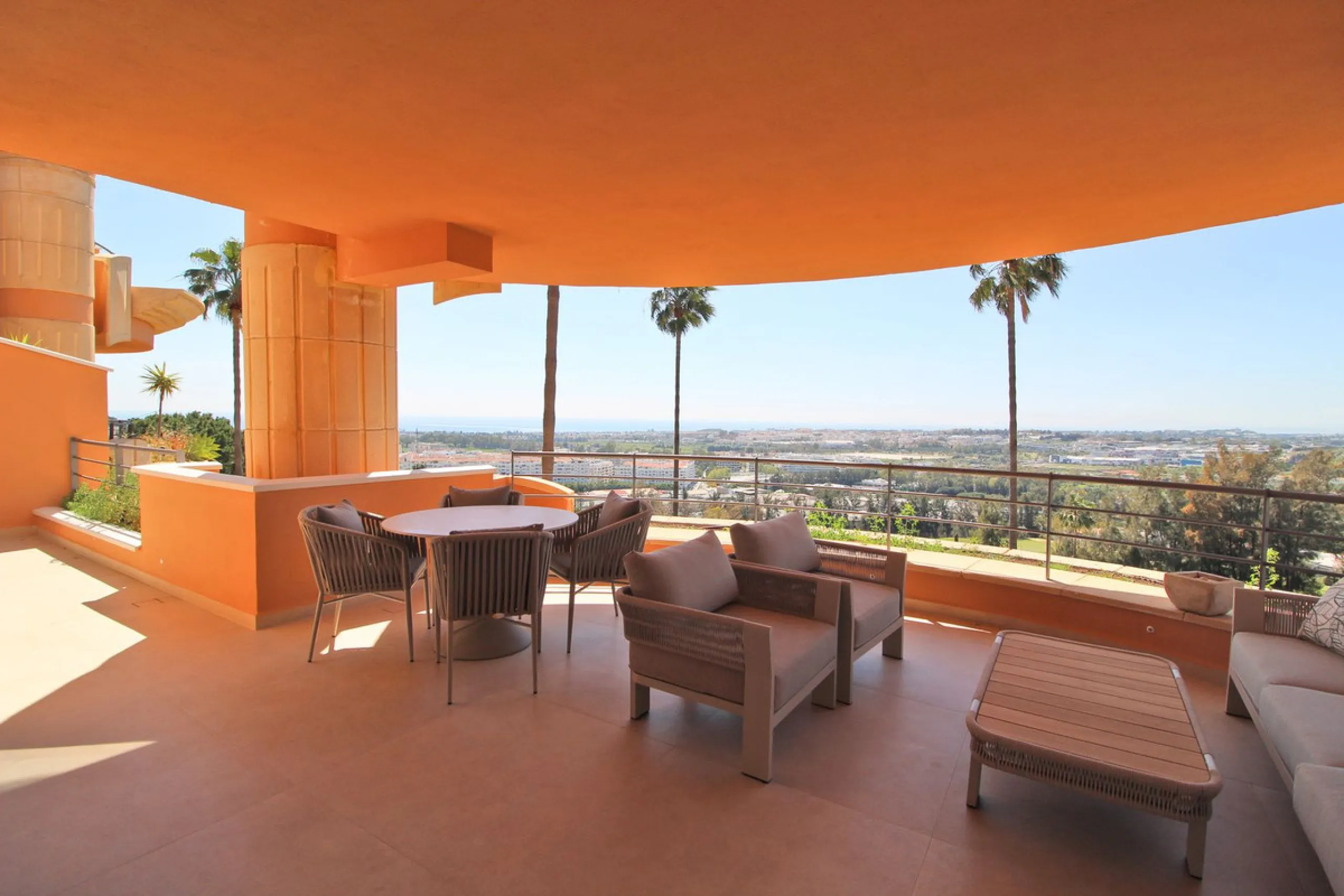 This exclusive renovated apartment is located in the prestigious Magna Marbella complex, in Nueva Andalucía, and stands out for its spectacular open views of the Mediterranean Sea, Gibraltar, and the surrounding golf courses. Ready to move in, it combines