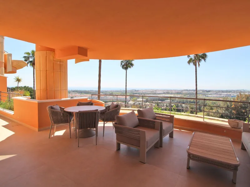 This exclusive renovated apartment is located in the prestigious Magna Marbella complex, in Nueva Andalucía, and stands out for its spectacular open views of the Mediterranean Sea, Gibraltar, and the surrounding golf courses. Ready to move in, it combines