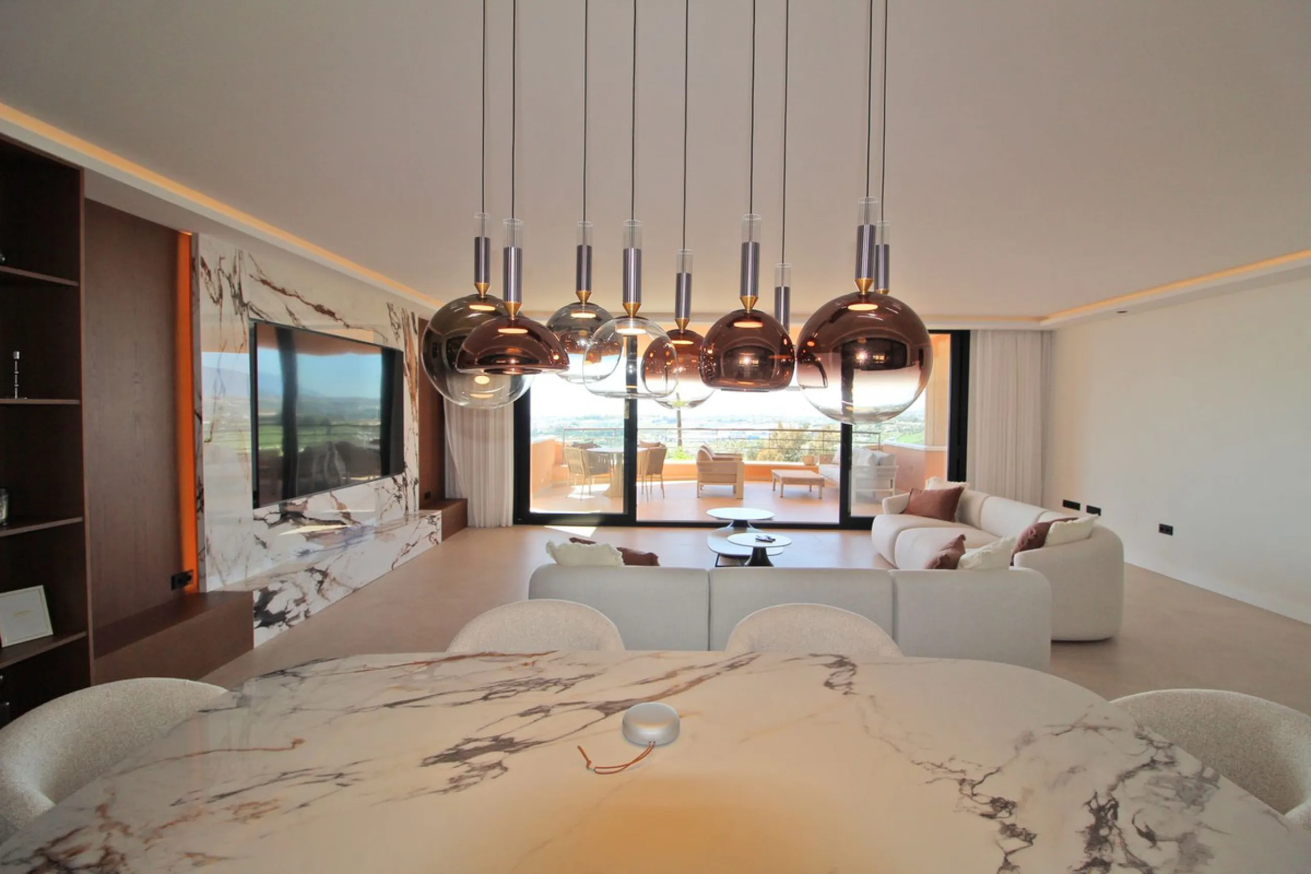 This exclusive renovated apartment is located in the prestigious Magna Marbella complex, in Nueva Andalucía, and stands out for its spectacular open views of the Mediterranean Sea, Gibraltar, and the surrounding golf courses. Ready to move in, it combines