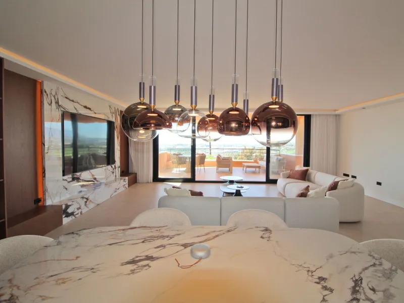 This exclusive renovated apartment is located in the prestigious Magna Marbella complex, in Nueva Andalucía, and stands out for its spectacular open views of the Mediterranean Sea, Gibraltar, and the surrounding golf courses. Ready to move in, it combines