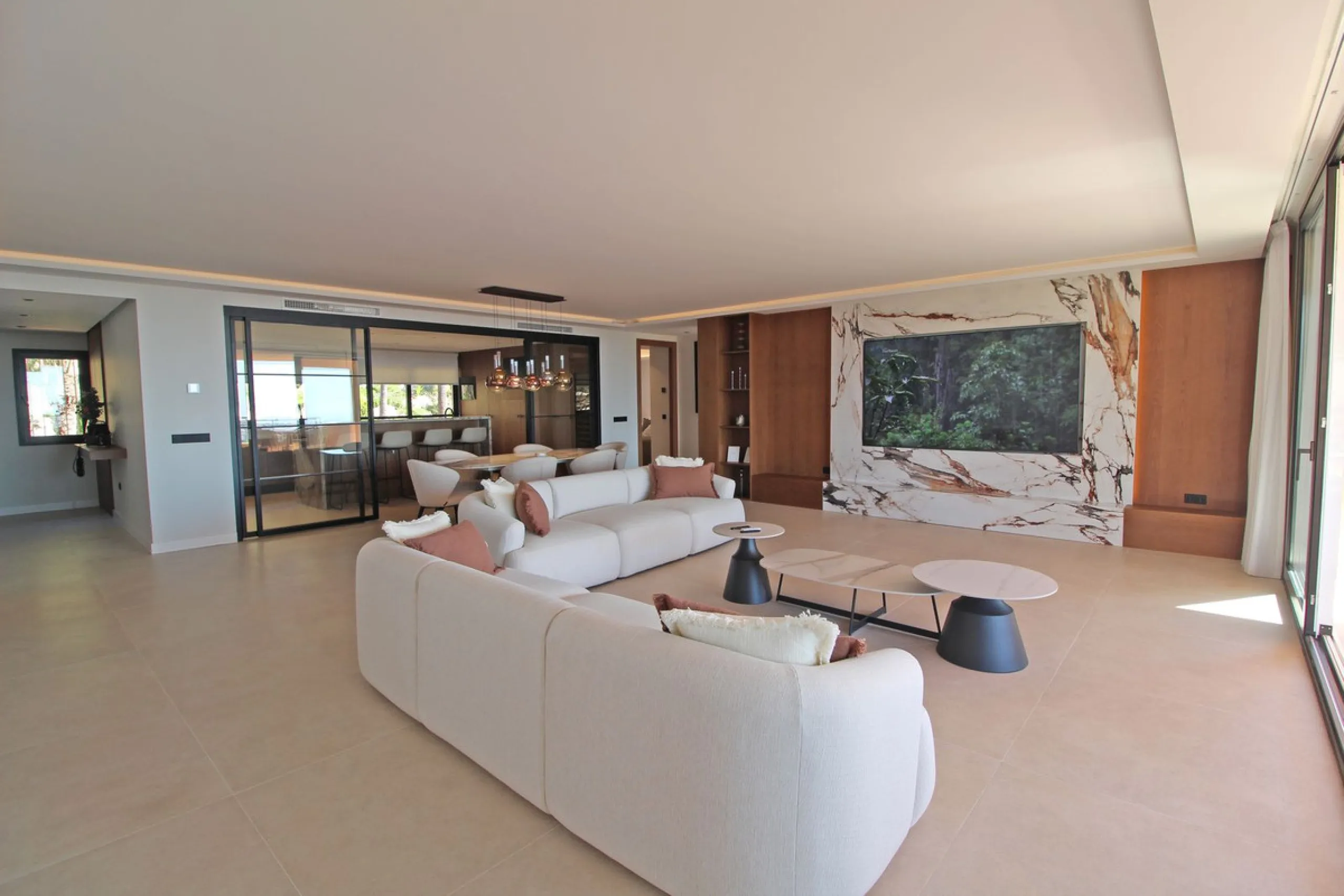 This exclusive renovated apartment is located in the prestigious Magna Marbella complex, in Nueva Andalucía, and stands out for its spectacular open views of the Mediterranean Sea, Gibraltar, and the surrounding golf courses. Ready to move in, it combines