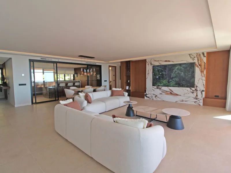This exclusive renovated apartment is located in the prestigious Magna Marbella complex, in Nueva Andalucía, and stands out for its spectacular open views of the Mediterranean Sea, Gibraltar, and the surrounding golf courses. Ready to move in, it combines
