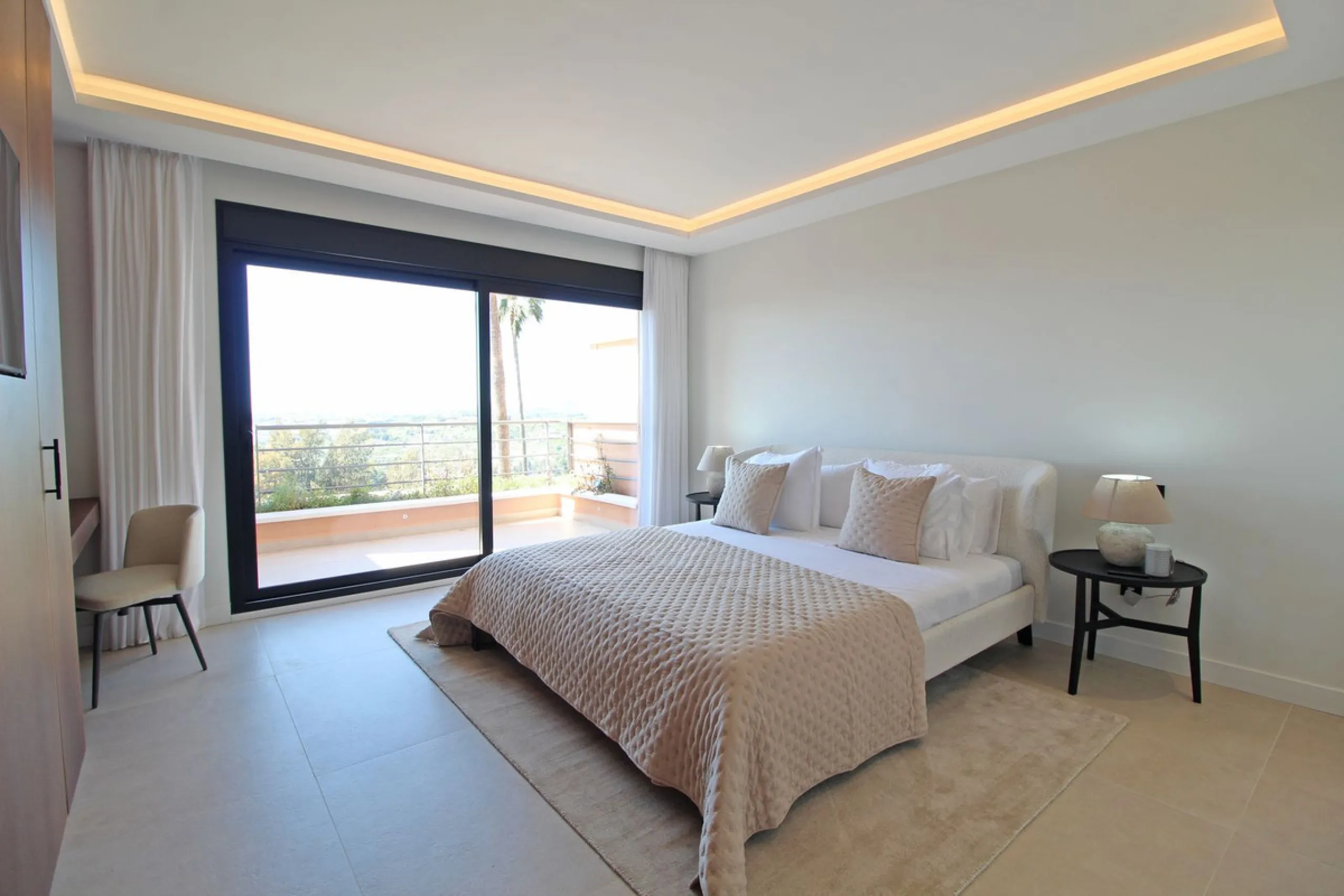 This exclusive renovated apartment is located in the prestigious Magna Marbella complex, in Nueva Andalucía, and stands out for its spectacular open views of the Mediterranean Sea, Gibraltar, and the surrounding golf courses. Ready to move in, it combines