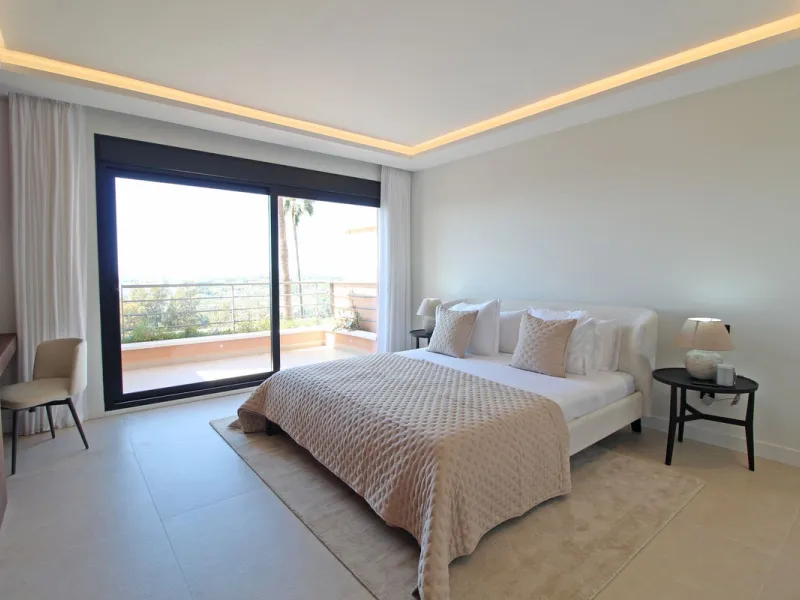 This exclusive renovated apartment is located in the prestigious Magna Marbella complex, in Nueva Andalucía, and stands out for its spectacular open views of the Mediterranean Sea, Gibraltar, and the surrounding golf courses. Ready to move in, it combines