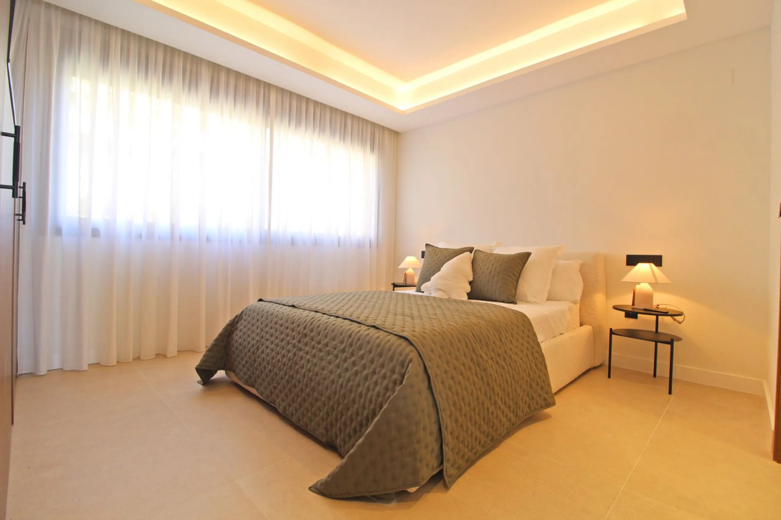This exclusive renovated apartment is located in the prestigious Magna Marbella complex, in Nueva Andalucía, and stands out for its spectacular open views of the Mediterranean Sea, Gibraltar, and the surrounding golf courses. Ready to move in, it combines
