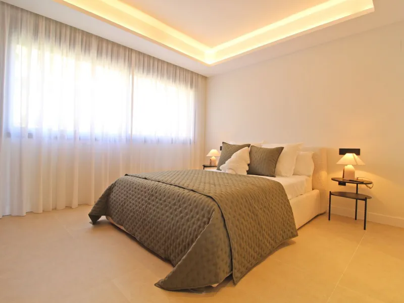 This exclusive renovated apartment is located in the prestigious Magna Marbella complex, in Nueva Andalucía, and stands out for its spectacular open views of the Mediterranean Sea, Gibraltar, and the surrounding golf courses. Ready to move in, it combines