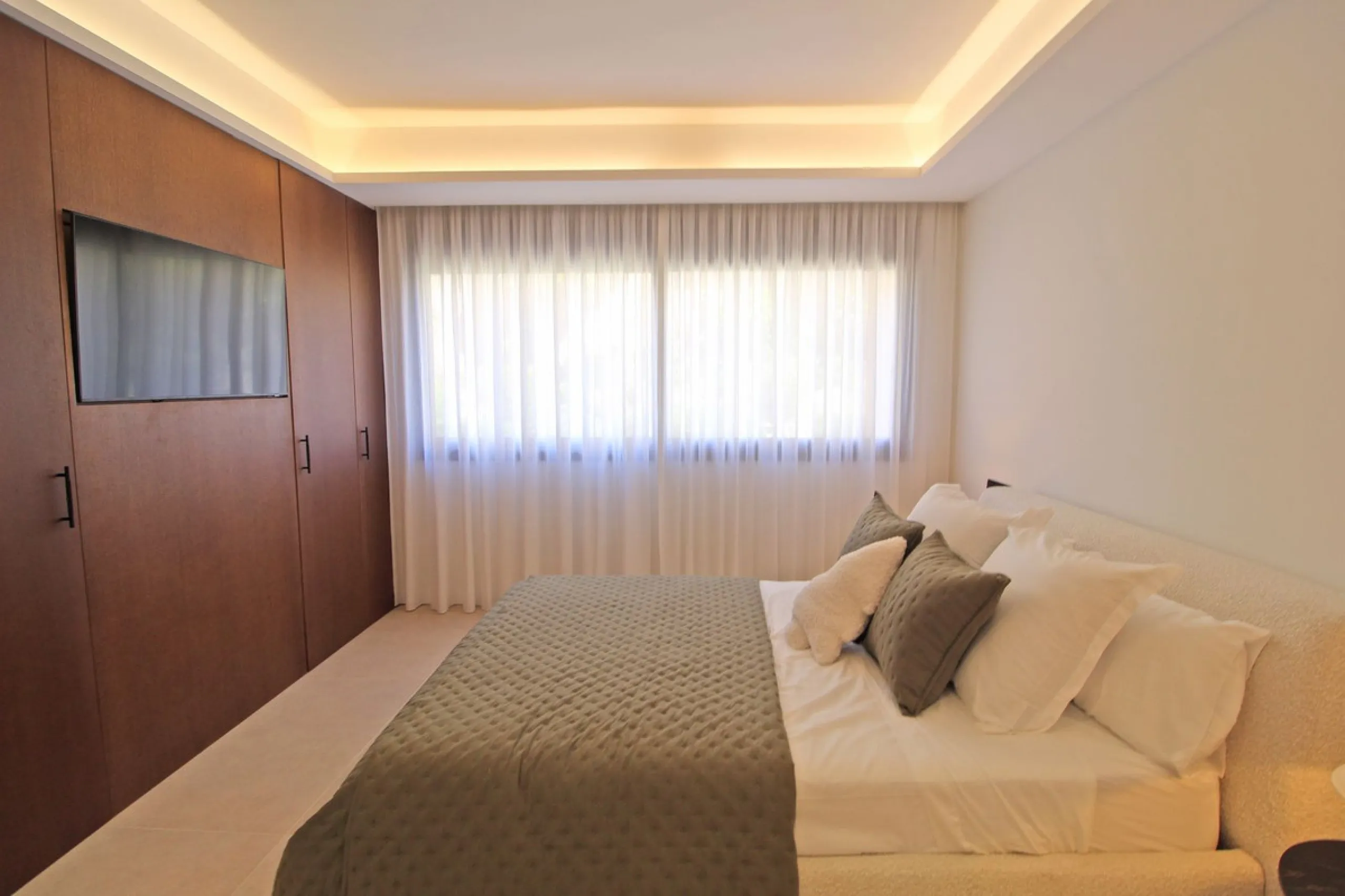 This exclusive renovated apartment is located in the prestigious Magna Marbella complex, in Nueva Andalucía, and stands out for its spectacular open views of the Mediterranean Sea, Gibraltar, and the surrounding golf courses. Ready to move in, it combines
