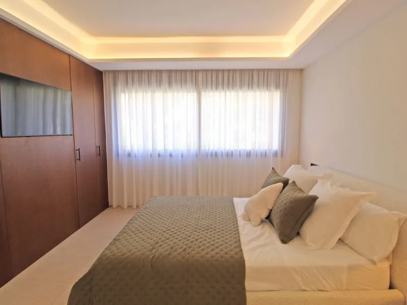 This exclusive renovated apartment is located in the prestigious Magna Marbella complex, in Nueva Andalucía, and stands out for its spectacular open views of the Mediterranean Sea, Gibraltar, and the surrounding golf courses. Ready to move in, it combines