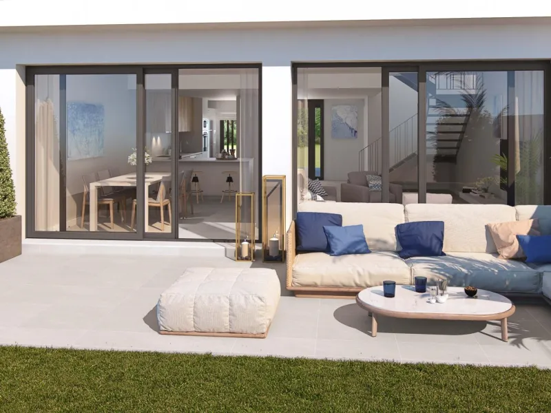 EXCLUSIVE TOWNHOUSES ON THE COSTA DE SOL IN THE AREA OF SOTOGRANDE& & Development of 32 townhouses with 4 bedrooms, front line golf. Generous outdoor space with terrace and private garden. Solarium in some homes, and 2 parking spaces. On the first f