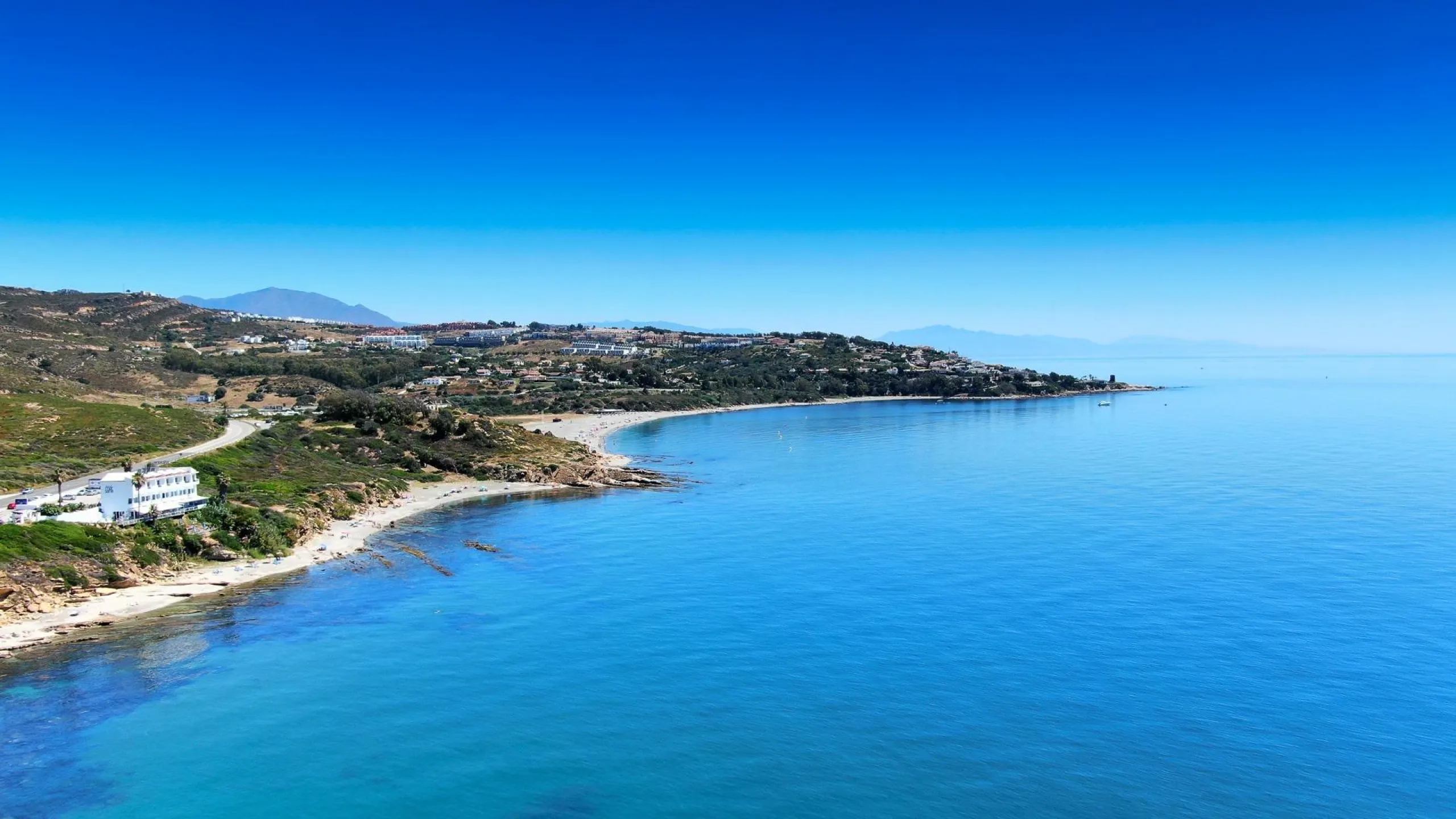 EXCLUSIVE TOWNHOUSES ON THE COSTA DE SOL IN THE AREA OF SOTOGRANDE& & Development of 32 townhouses with 4 bedrooms, front line golf. Generous outdoor space with terrace and private garden. Solarium in some homes, and 2 parking spaces. On the first f