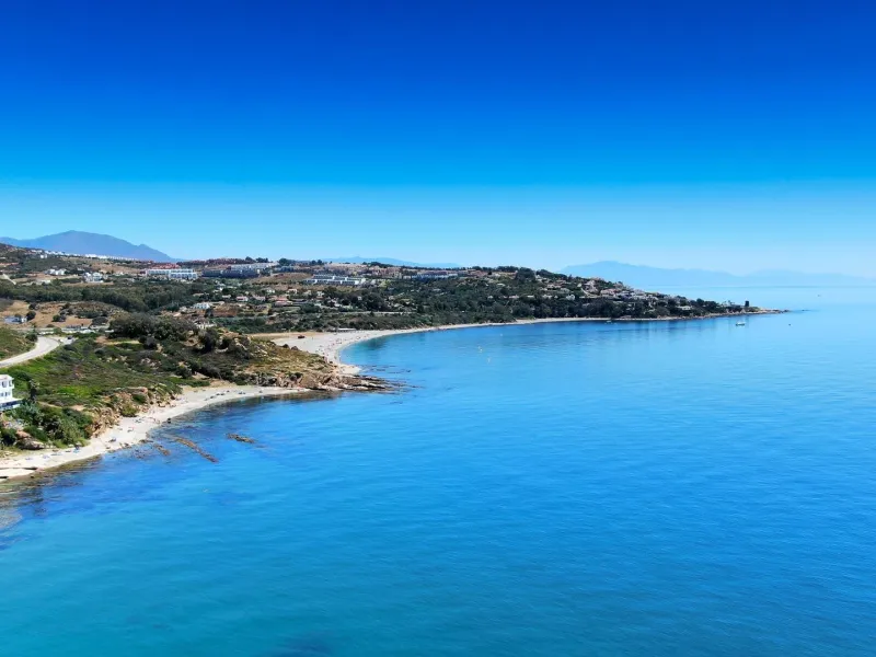 EXCLUSIVE TOWNHOUSES ON THE COSTA DE SOL IN THE AREA OF SOTOGRANDE& & Development of 32 townhouses with 4 bedrooms, front line golf. Generous outdoor space with terrace and private garden. Solarium in some homes, and 2 parking spaces. On the first f