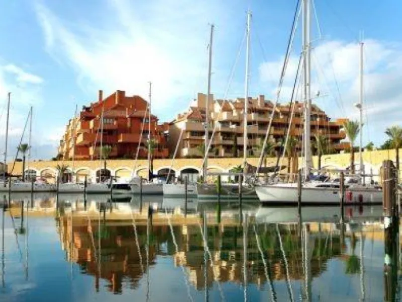 EXCLUSIVE TOWNHOUSES ON THE COSTA DE SOL IN THE AREA OF SOTOGRANDE& & Development of 32 townhouses with 4 bedrooms, front line golf. Generous outdoor space with terrace and private garden. Solarium in some homes, and 2 parking spaces. On the first f
