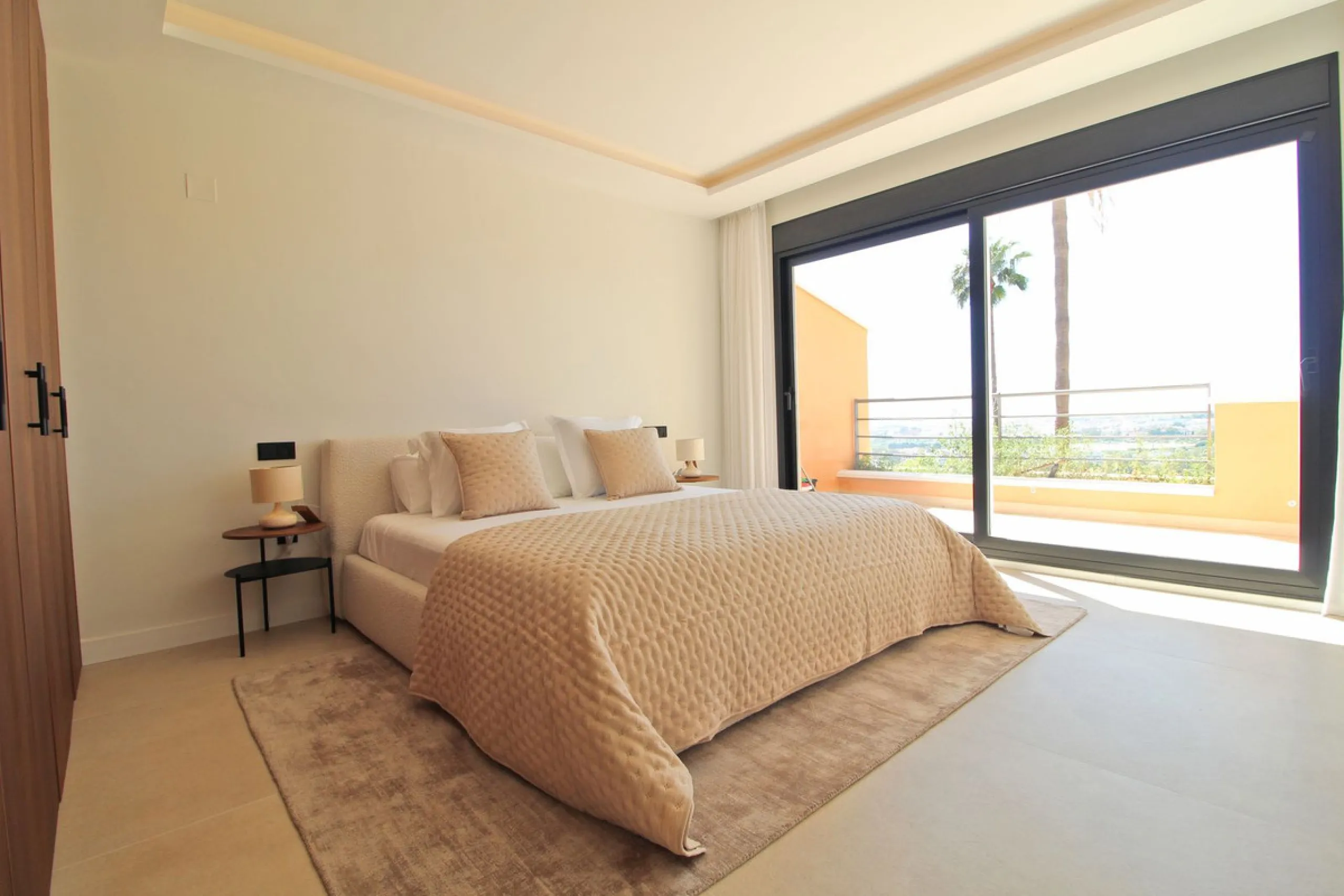 This exclusive renovated apartment is located in the prestigious Magna Marbella complex, in Nueva Andalucía, and stands out for its spectacular open views of the Mediterranean Sea, Gibraltar, and the surrounding golf courses. Ready to move in, it combines