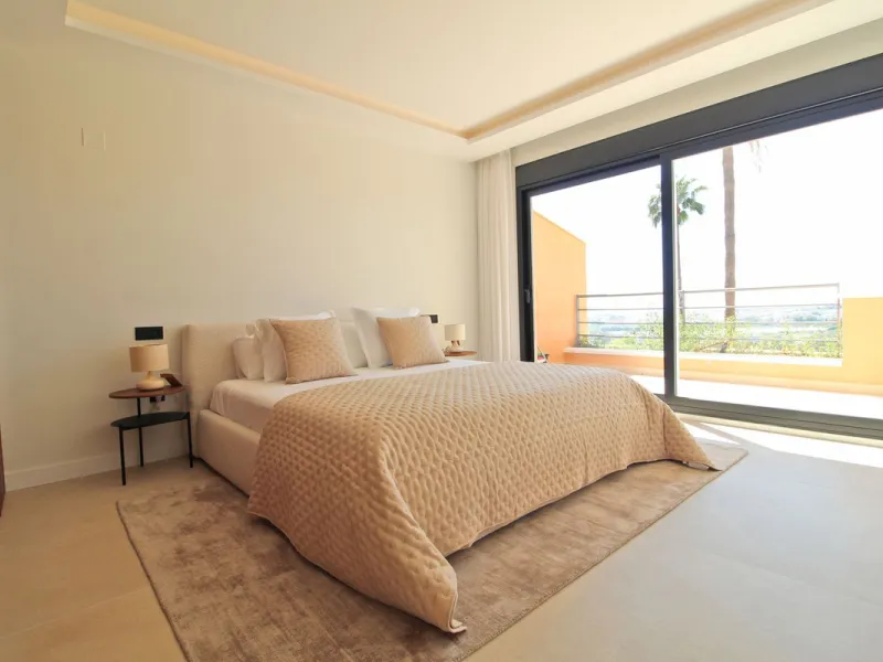 This exclusive renovated apartment is located in the prestigious Magna Marbella complex, in Nueva Andalucía, and stands out for its spectacular open views of the Mediterranean Sea, Gibraltar, and the surrounding golf courses. Ready to move in, it combines