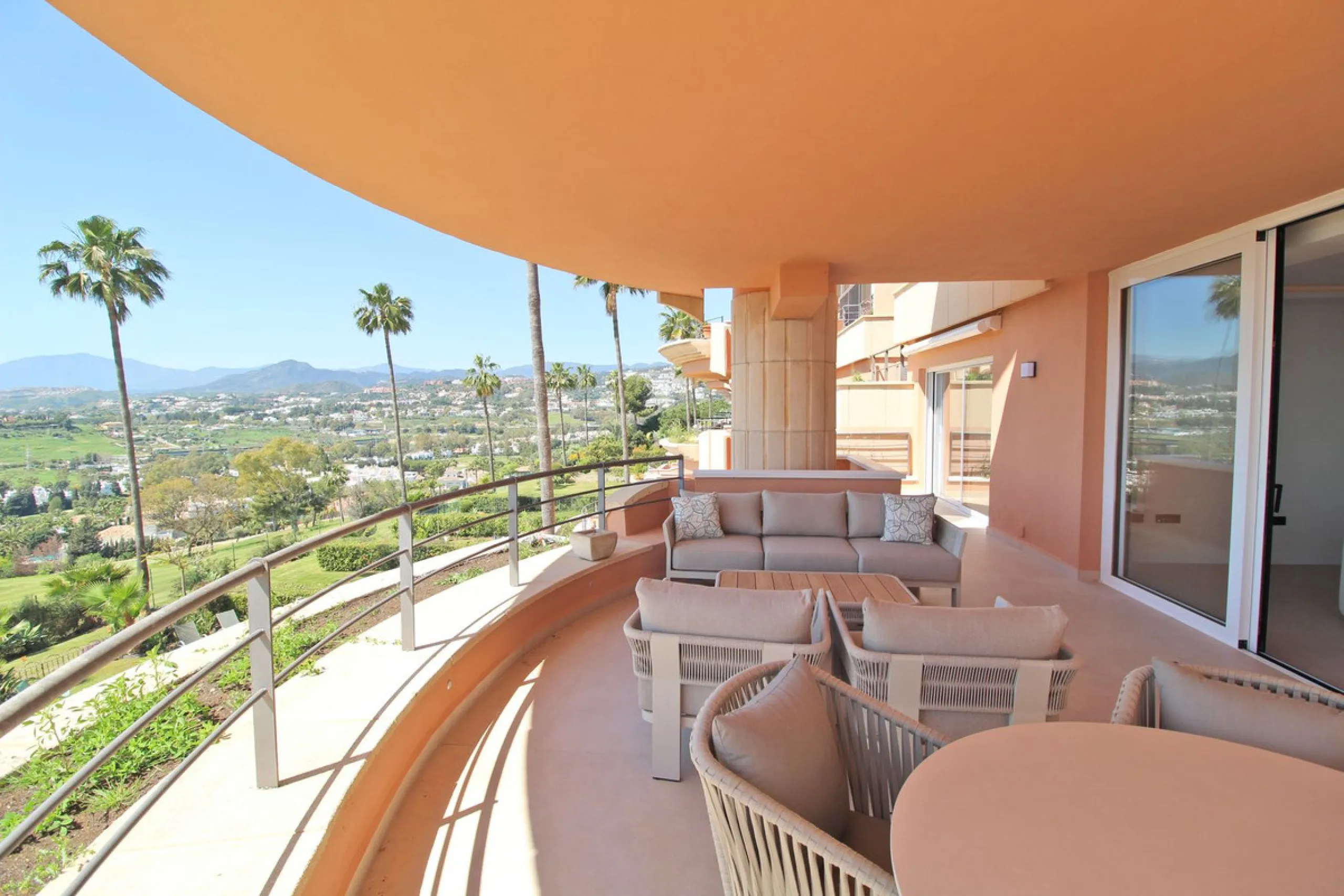 This exclusive renovated apartment is located in the prestigious Magna Marbella complex, in Nueva Andalucía, and stands out for its spectacular open views of the Mediterranean Sea, Gibraltar, and the surrounding golf courses. Ready to move in, it combines