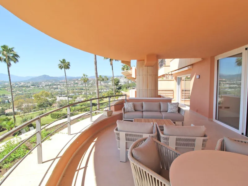 This exclusive renovated apartment is located in the prestigious Magna Marbella complex, in Nueva Andalucía, and stands out for its spectacular open views of the Mediterranean Sea, Gibraltar, and the surrounding golf courses. Ready to move in, it combines