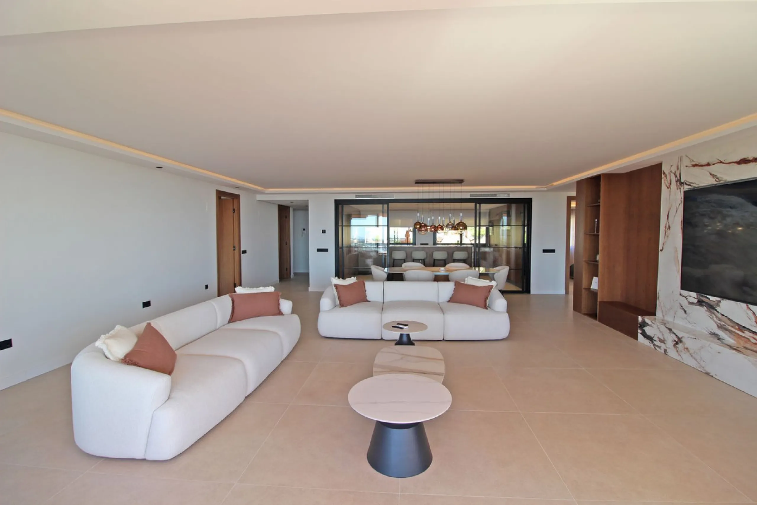 This exclusive renovated apartment is located in the prestigious Magna Marbella complex, in Nueva Andalucía, and stands out for its spectacular open views of the Mediterranean Sea, Gibraltar, and the surrounding golf courses. Ready to move in, it combines