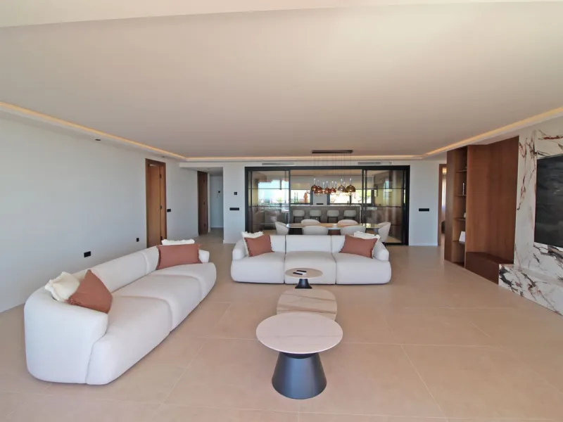 This exclusive renovated apartment is located in the prestigious Magna Marbella complex, in Nueva Andalucía, and stands out for its spectacular open views of the Mediterranean Sea, Gibraltar, and the surrounding golf courses. Ready to move in, it combines