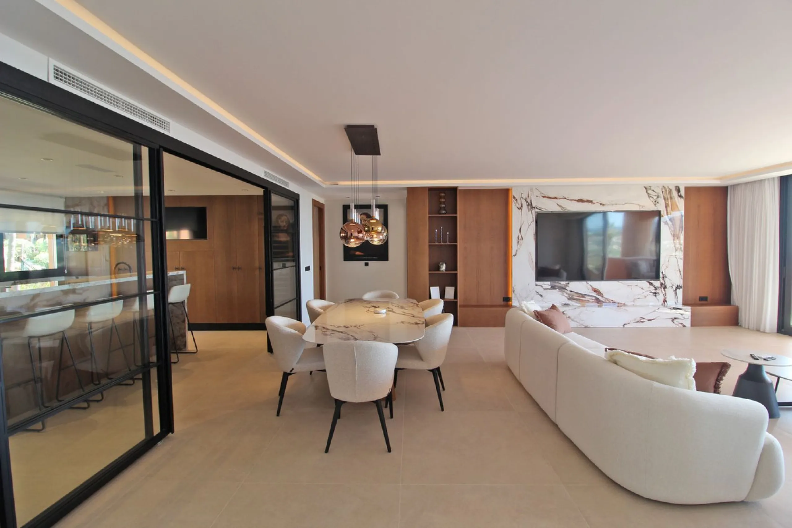 This exclusive renovated apartment is located in the prestigious Magna Marbella complex, in Nueva Andalucía, and stands out for its spectacular open views of the Mediterranean Sea, Gibraltar, and the surrounding golf courses. Ready to move in, it combines