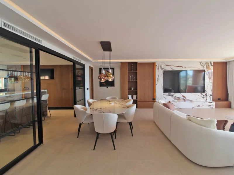 This exclusive renovated apartment is located in the prestigious Magna Marbella complex, in Nueva Andalucía, and stands out for its spectacular open views of the Mediterranean Sea, Gibraltar, and the surrounding golf courses. Ready to move in, it combines