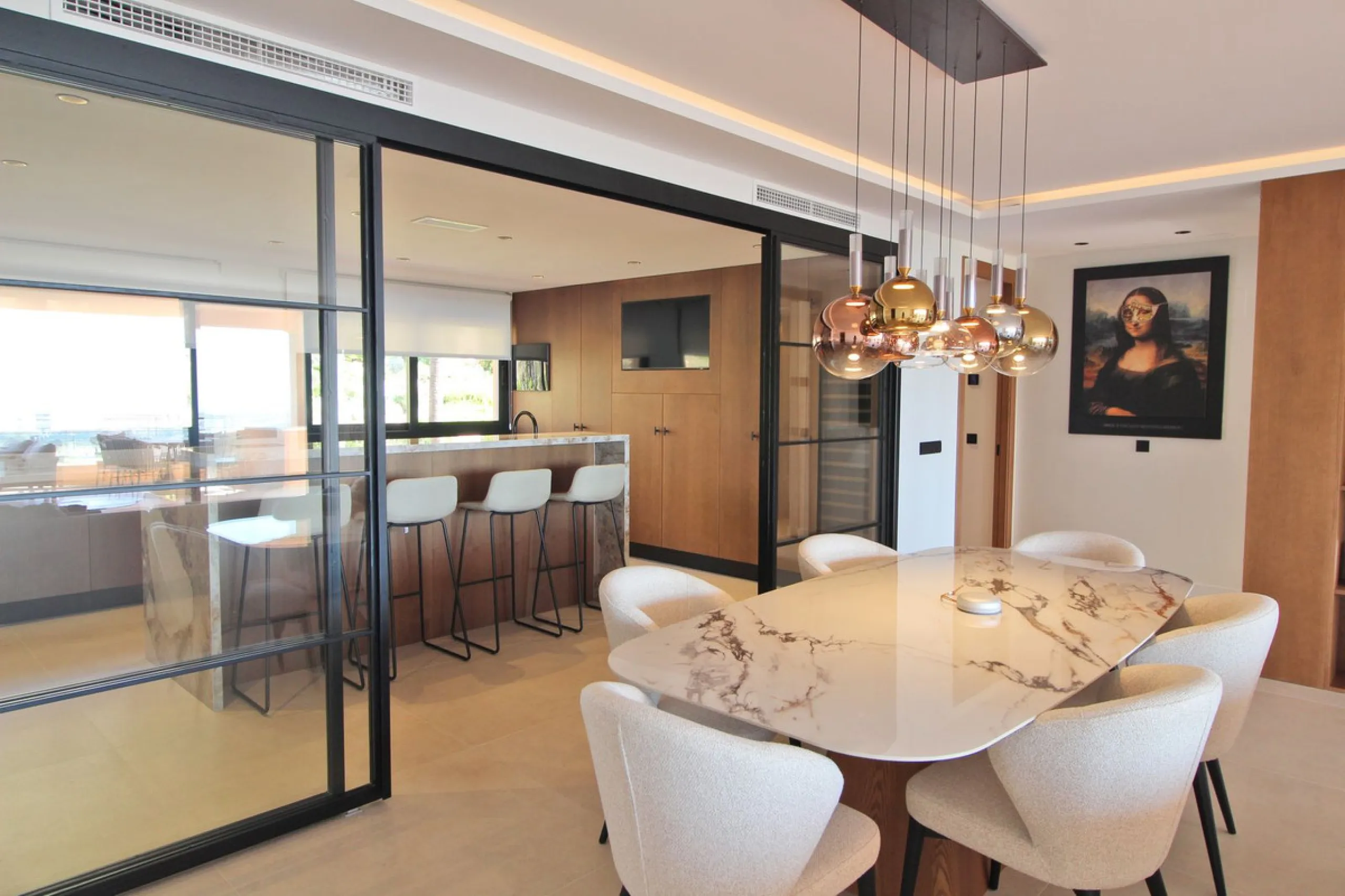 This exclusive renovated apartment is located in the prestigious Magna Marbella complex, in Nueva Andalucía, and stands out for its spectacular open views of the Mediterranean Sea, Gibraltar, and the surrounding golf courses. Ready to move in, it combines