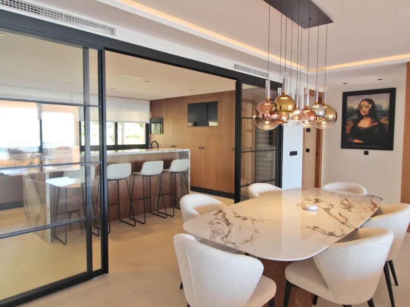 This exclusive renovated apartment is located in the prestigious Magna Marbella complex, in Nueva Andalucía, and stands out for its spectacular open views of the Mediterranean Sea, Gibraltar, and the surrounding golf courses. Ready to move in, it combines