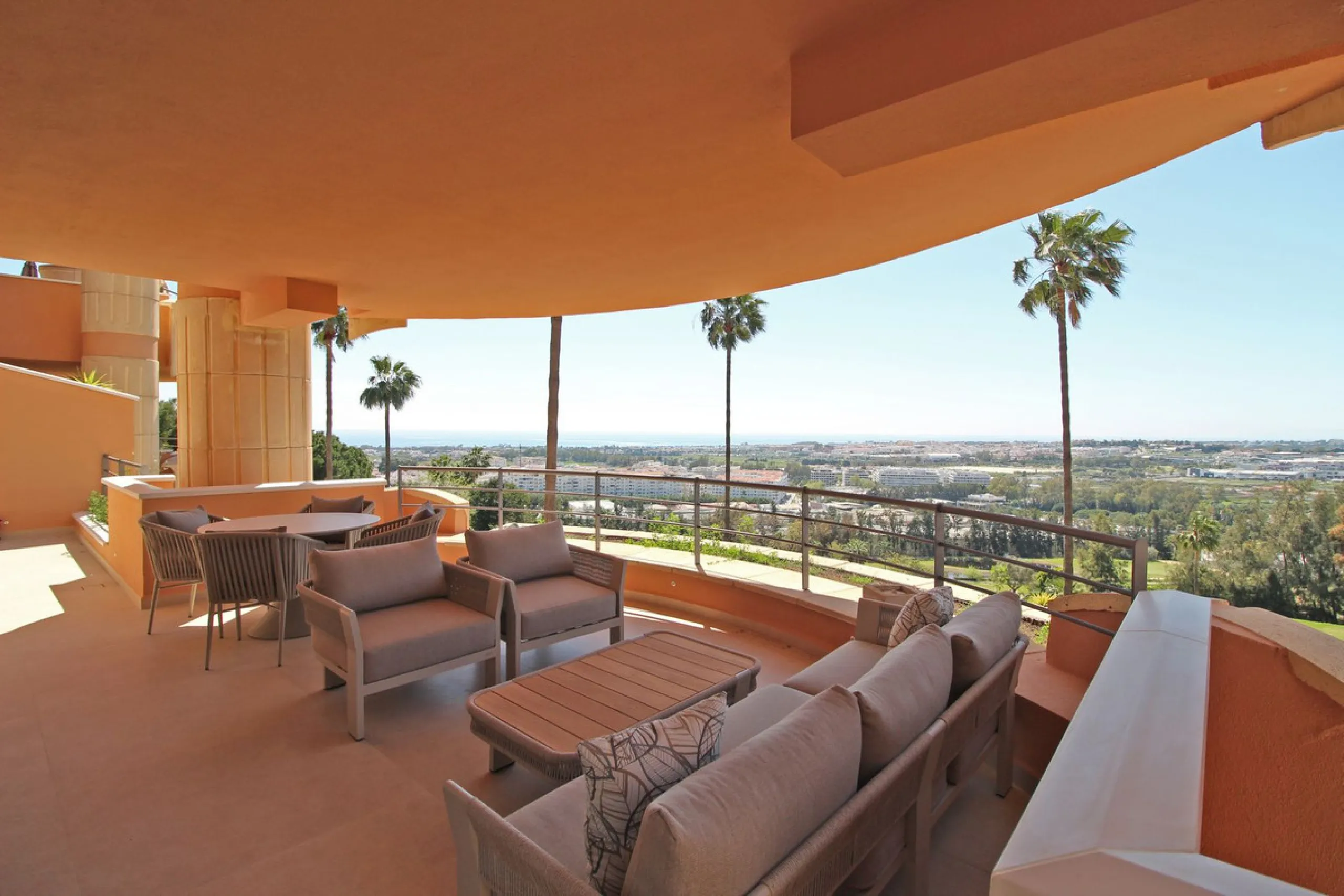 This exclusive renovated apartment is located in the prestigious Magna Marbella complex, in Nueva Andalucía, and stands out for its spectacular open views of the Mediterranean Sea, Gibraltar, and the surrounding golf courses. Ready to move in, it combines