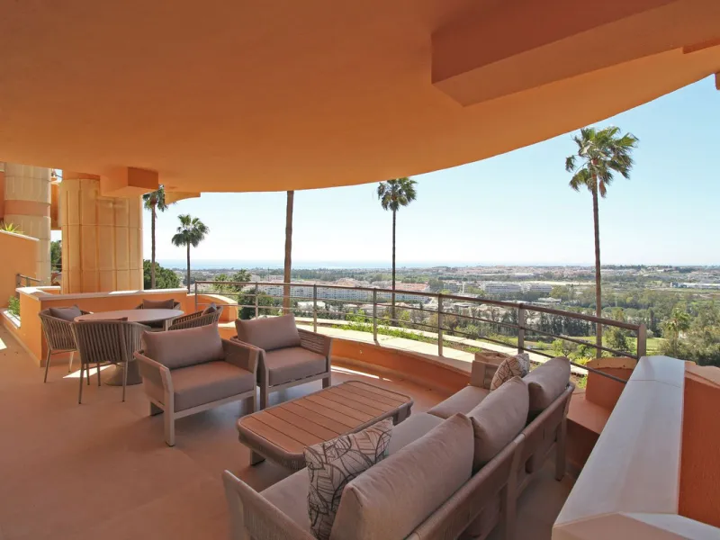 This exclusive renovated apartment is located in the prestigious Magna Marbella complex, in Nueva Andalucía, and stands out for its spectacular open views of the Mediterranean Sea, Gibraltar, and the surrounding golf courses. Ready to move in, it combines