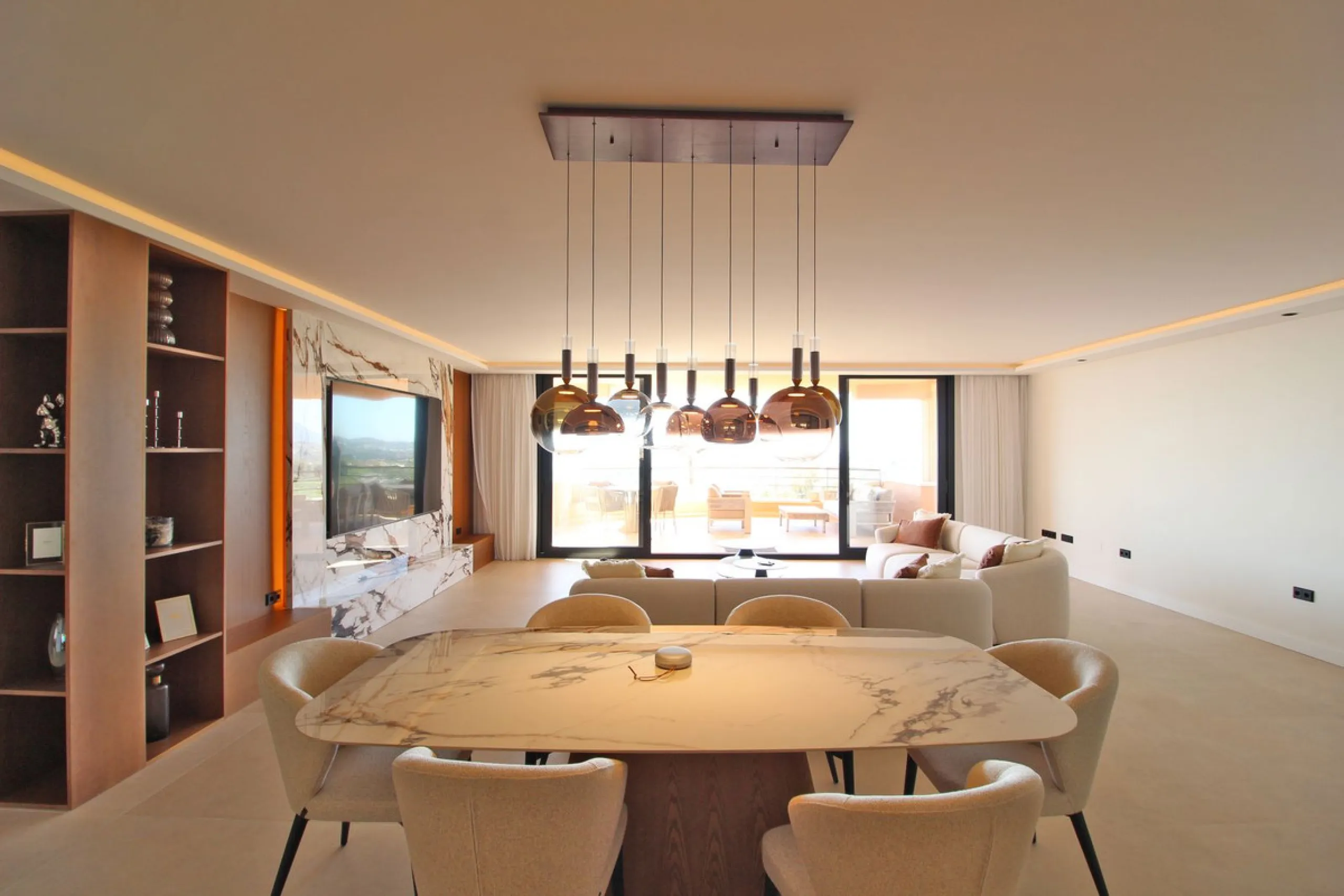 This exclusive renovated apartment is located in the prestigious Magna Marbella complex, in Nueva Andalucía, and stands out for its spectacular open views of the Mediterranean Sea, Gibraltar, and the surrounding golf courses. Ready to move in, it combines