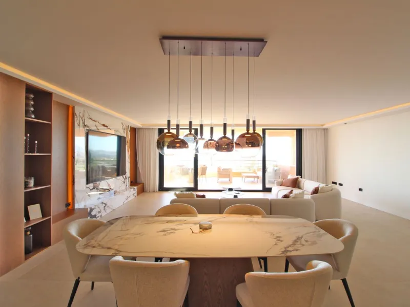 This exclusive renovated apartment is located in the prestigious Magna Marbella complex, in Nueva Andalucía, and stands out for its spectacular open views of the Mediterranean Sea, Gibraltar, and the surrounding golf courses. Ready to move in, it combines