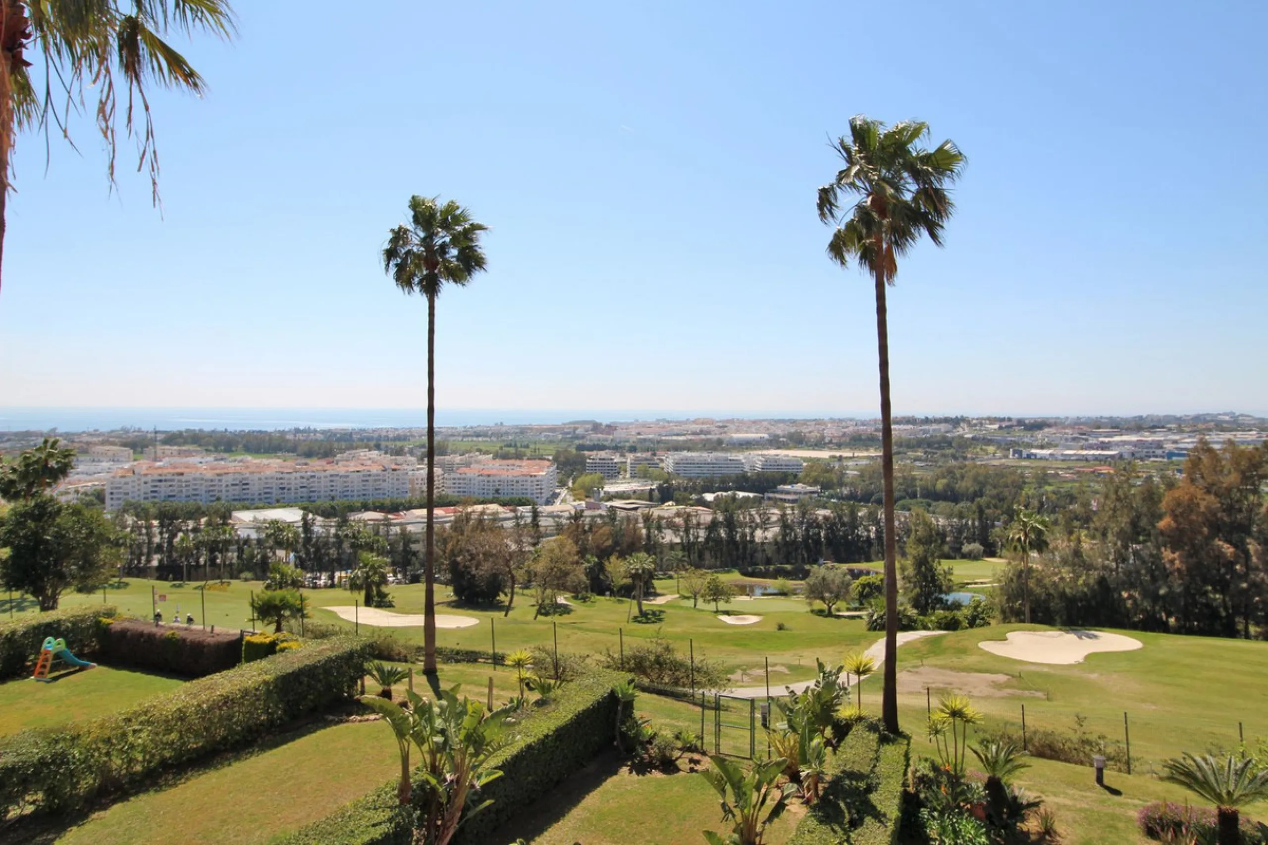 This exclusive renovated apartment is located in the prestigious Magna Marbella complex, in Nueva Andalucía, and stands out for its spectacular open views of the Mediterranean Sea, Gibraltar, and the surrounding golf courses. Ready to move in, it combines