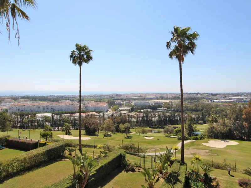 This exclusive renovated apartment is located in the prestigious Magna Marbella complex, in Nueva Andalucía, and stands out for its spectacular open views of the Mediterranean Sea, Gibraltar, and the surrounding golf courses. Ready to move in, it combines