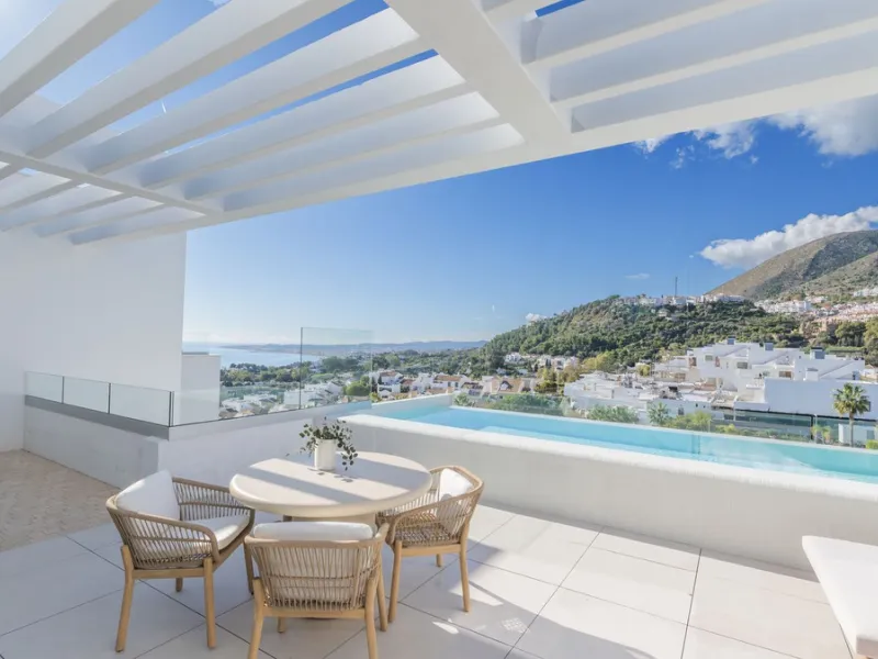 Discover this spectacular contemporary villa with panoramic views of the Mediterranean Sea, Fuengirola Bay and the mountains. Located in one of the most sought-after areas of Benalmádena, it offers a unique lifestyle where elegance, privacy and comfort co