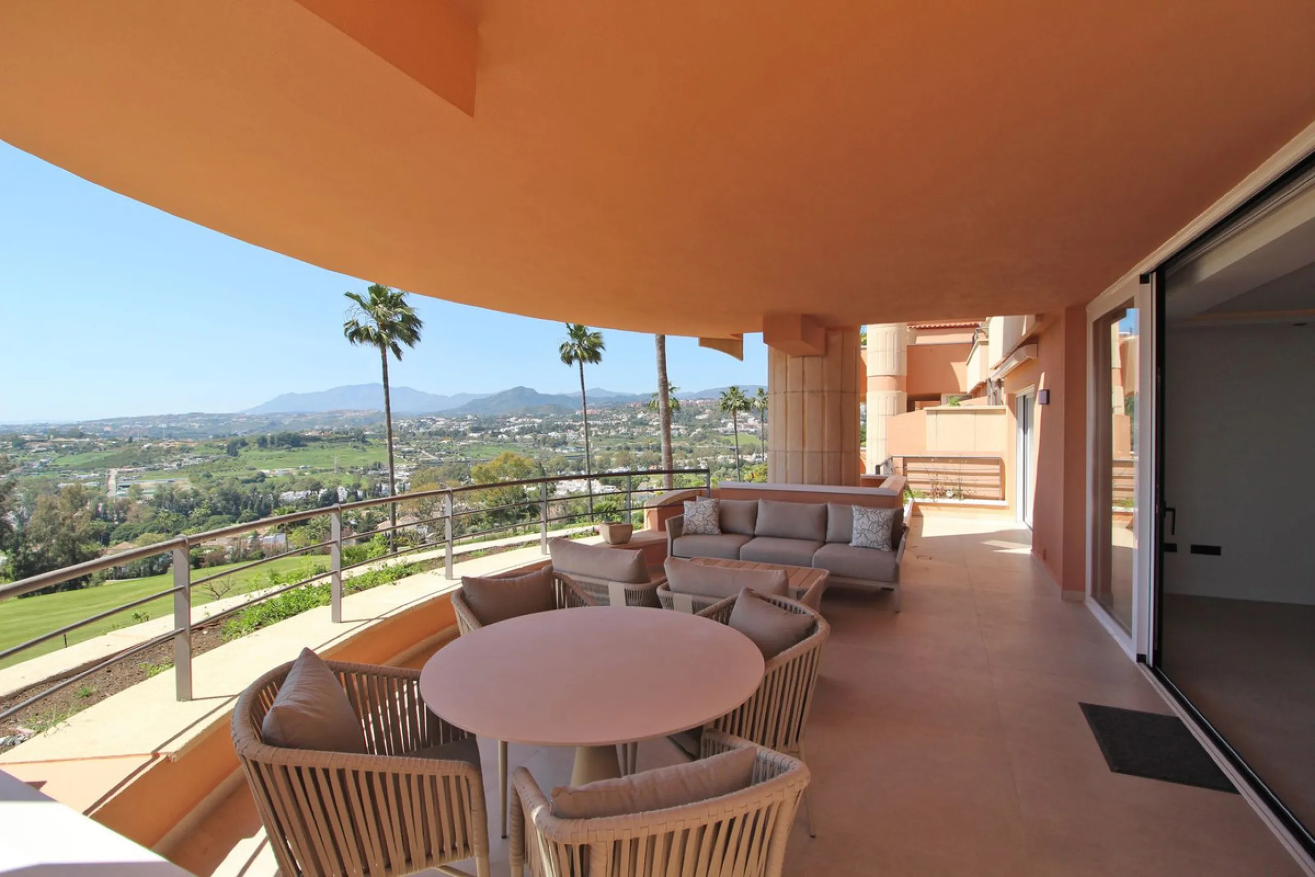 This exclusive renovated apartment is located in the prestigious Magna Marbella complex, in Nueva Andalucía, and stands out for its spectacular open views of the Mediterranean Sea, Gibraltar, and the surrounding golf courses. Ready to move in, it combines