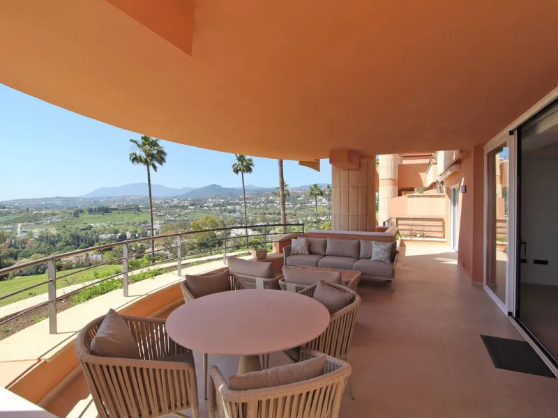This exclusive renovated apartment is located in the prestigious Magna Marbella complex, in Nueva Andalucía, and stands out for its spectacular open views of the Mediterranean Sea, Gibraltar, and the surrounding golf courses. Ready to move in, it combines