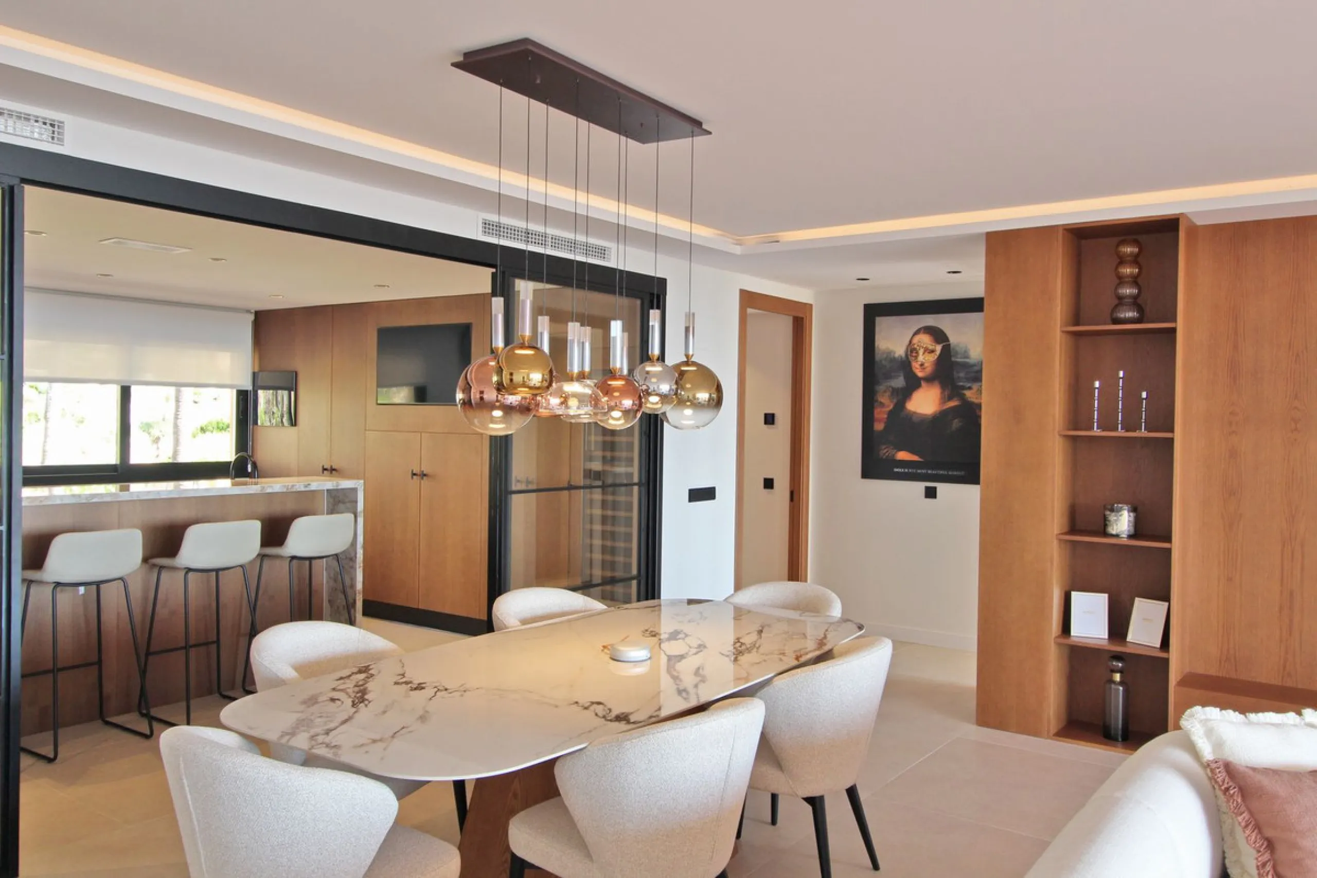 This exclusive renovated apartment is located in the prestigious Magna Marbella complex, in Nueva Andalucía, and stands out for its spectacular open views of the Mediterranean Sea, Gibraltar, and the surrounding golf courses. Ready to move in, it combines